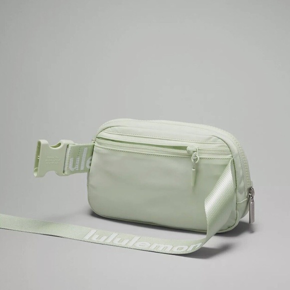 Lululemon Everywhere Belt Bag Kohlrabi NWT - Picture 4 of 9